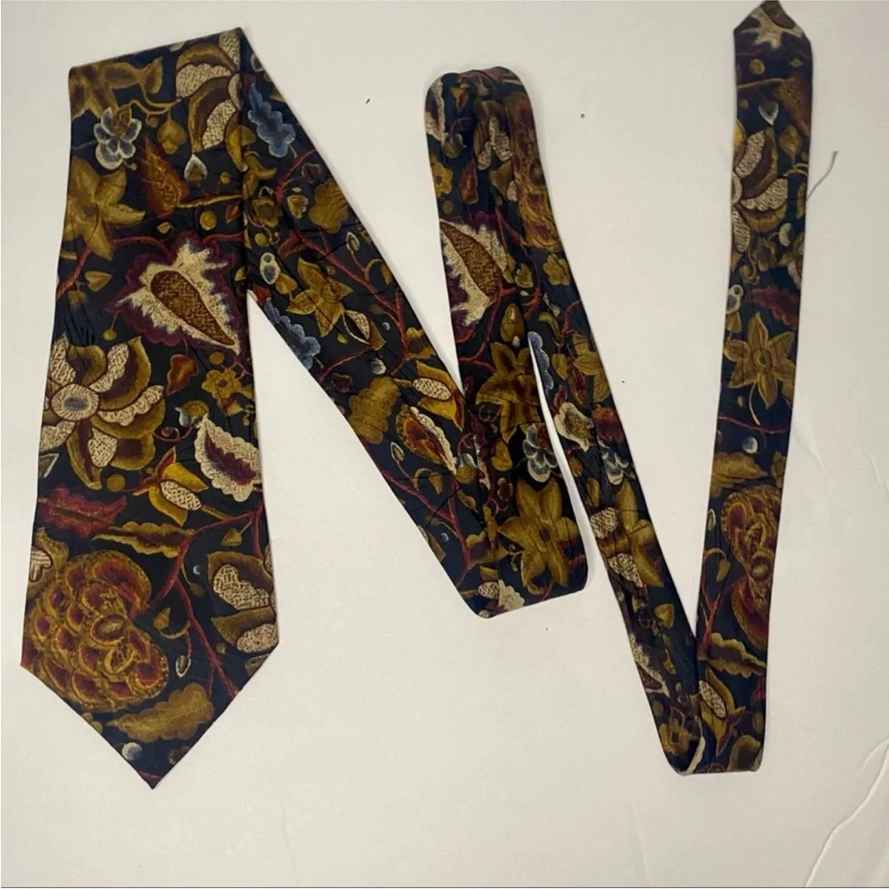 Vintage BARNEY’S NEW YORK Bold Black Floral Abstract All Silk Classic Tie, 3.75”